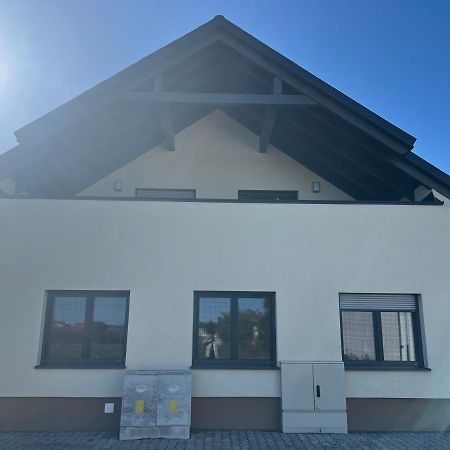 Ruhige Grüne Oase bei Flughafen Schwechat Exterior foto